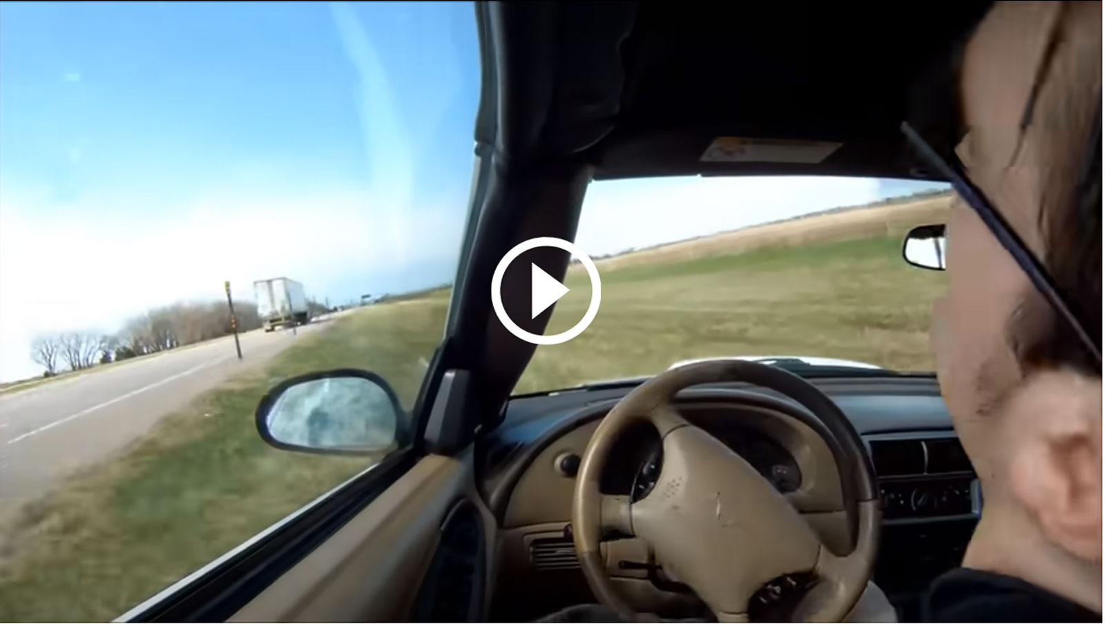 Χάνει τις αισθήσεις του αλλά και το τιμόνι [video]